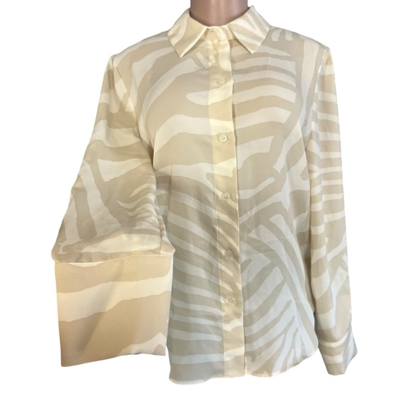 3/$30 🍂 H&M Beige and White Patterned Collared Shirt - Picture 4 of 10